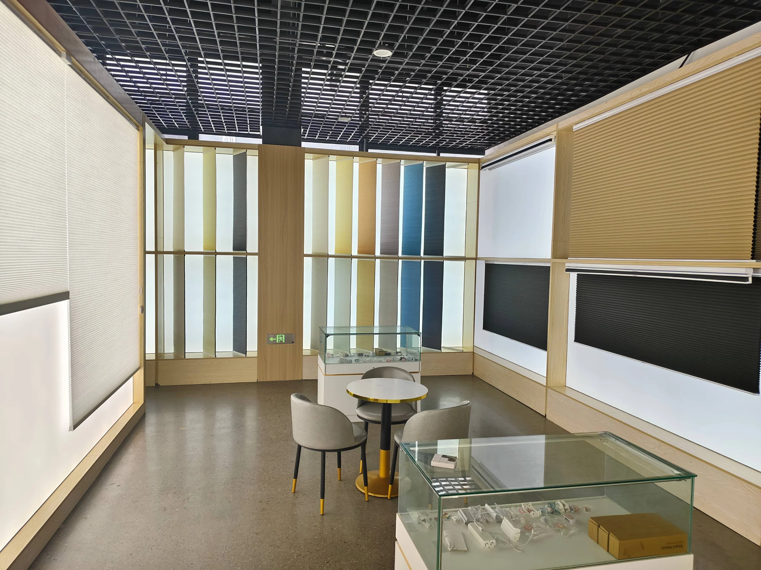 彩巢展厅洽谈区，四周是多种颜色的背光蜂巢帘样品